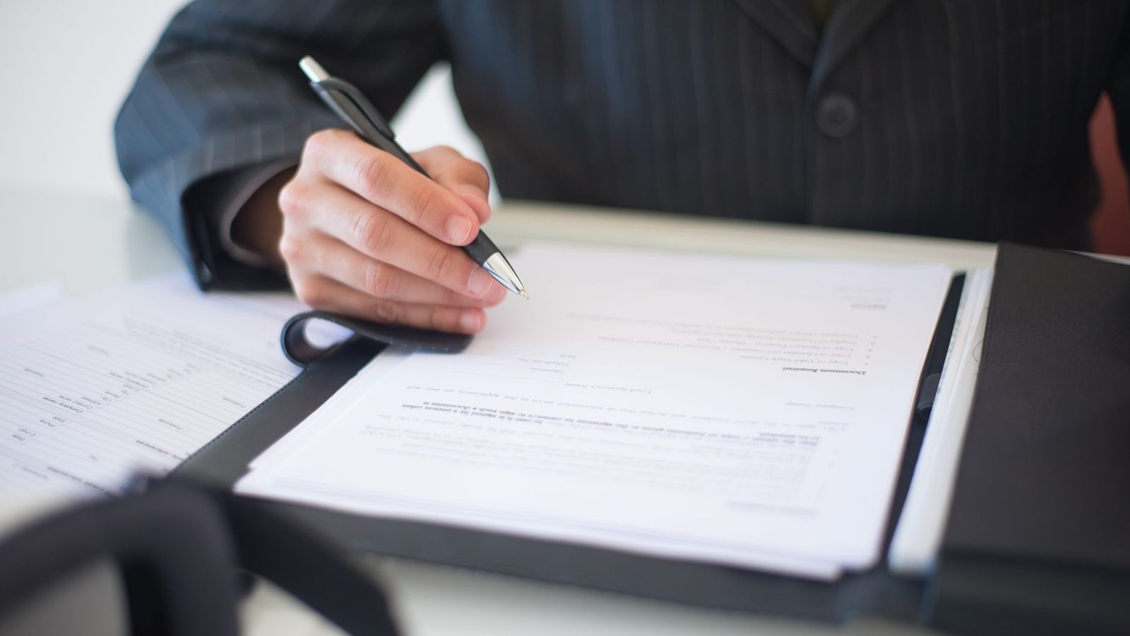 Documents administratifs et réglementaires empilés sur un bureau