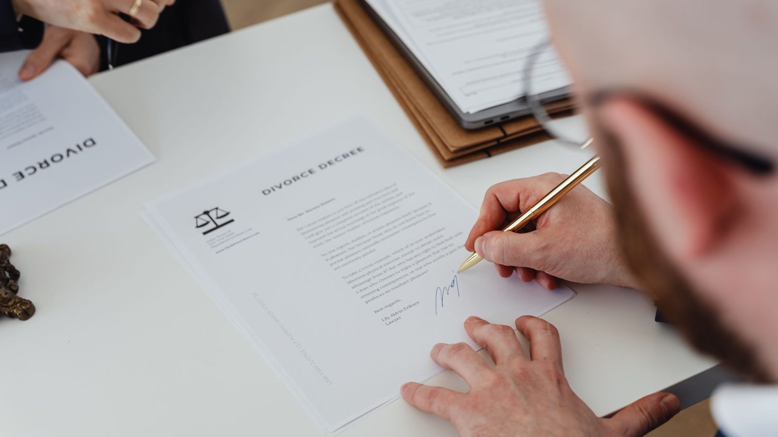 Contrat commercial rédigé en français, prêt à être signé