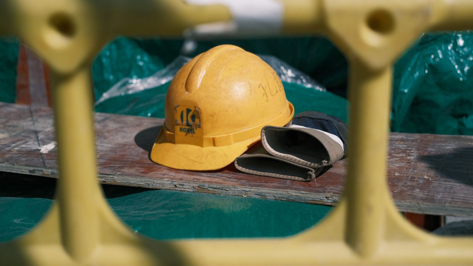 Compagnon équipé d'un casque de sécurité sur un chantier
