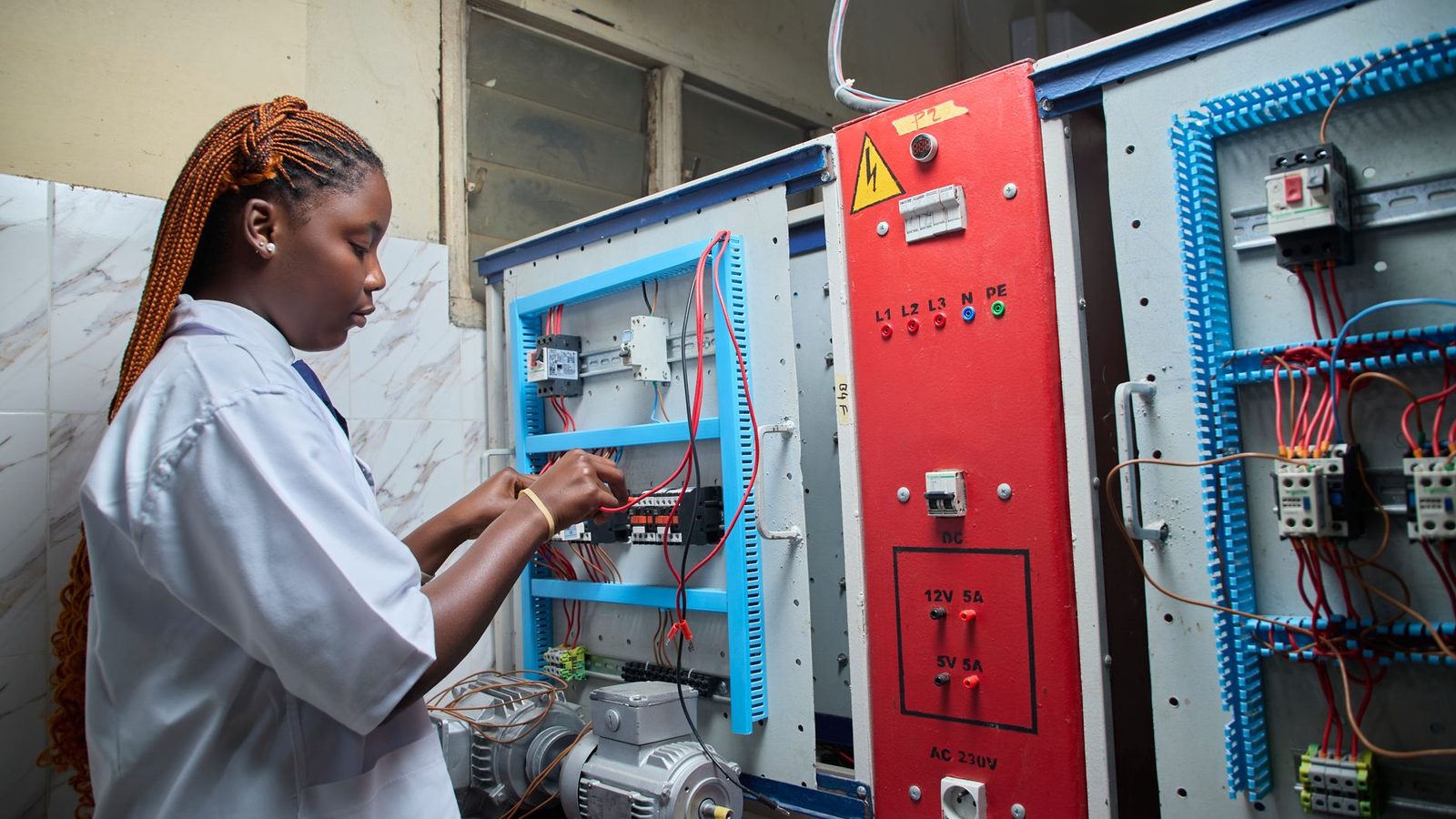 Armoire électrique d'un local professionnel ouverte pour vérification